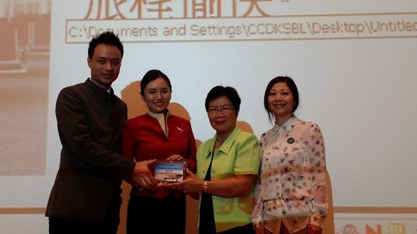 Mrs. Lo Lee Oi-lin, Chairman of the Foundation, presented a thank-you plaque to CX representatives