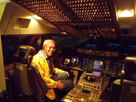 基金執行總監麥齊明先生參觀飛行訓練模擬機艙