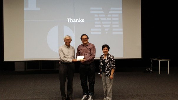 Mr. Mak Chai Ming, Executive Director of the Foundation, presented a thank-you plaque to Mr. Victor Tsang, Executive Director of PMQ
