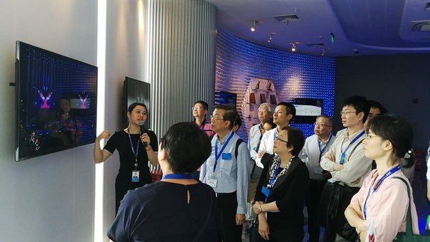 參加者參觀了騰訊總部的展覽館，了解人工智能、雲端運算、智慧城市、手機支付與手機遊戲等最新技術