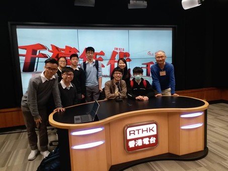 戴健文先生帶領學生參觀香港電台節目製作