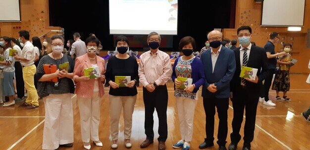 Dr Kenneth Tse, Chairman of the Foundation, and two school supervisors distribute the reusable face masks to PS staff.
