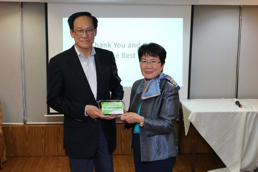 Mrs Lo presented thank-you plaque to Prof. Chen