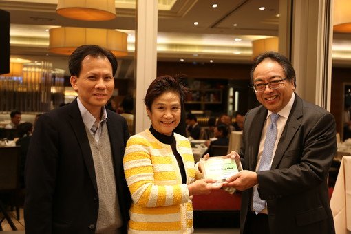 Mrs. Mabel Lee, Chairman of the Foundation, presents a thank-you plaque to Prof. Tsui.