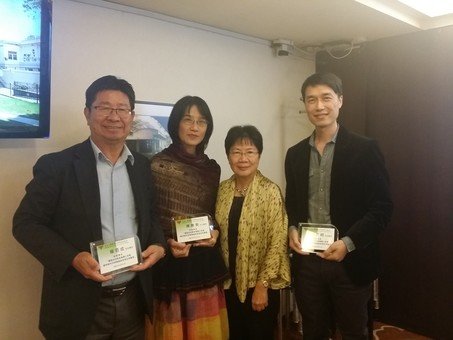 Mrs. Lo Lee Oi Lin, Chairman of the Foundation, presented thank-you plaques to the three speakers