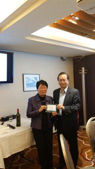 Mr. Alex Tse, Convenor of Membership Sub-committee, presented thank-you plaque to Mrs. Lo.