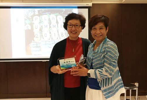 Mrs. Mabel Lee, Foundation Chairman, presented a thank-you plaque to Prof. Cheng