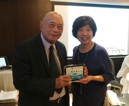 Mrs Fanny Lam, Supervisor of HKUGA College , presented a thank-you plaque to Mr. Chow