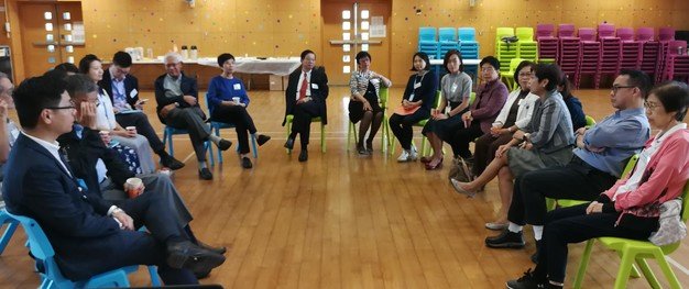 「基金」主席李黃眉波女士向「小學」老師介紹教育基金 (2018年11月8日)
