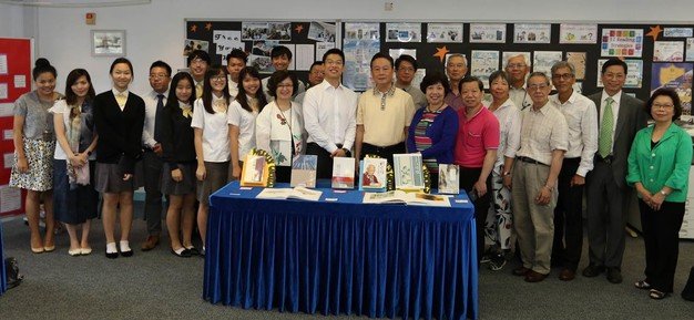 The Guest Speakers, 陳韓曦先生、馬逸靈先生 (middle), accompanied by the Principal, teachers, students, EF members and members of Chinese Language and Chinese History Education Project Team {Mr. Patrick Tsang, Deputy Convenor (fourth from right), Mrs. Annie Chu (first from right), Mrs. Fanny Lam (ninth from right), Mr. Jimmy Lo (eighth from right) and Mr. Mak Chai Ming (fifth from right)