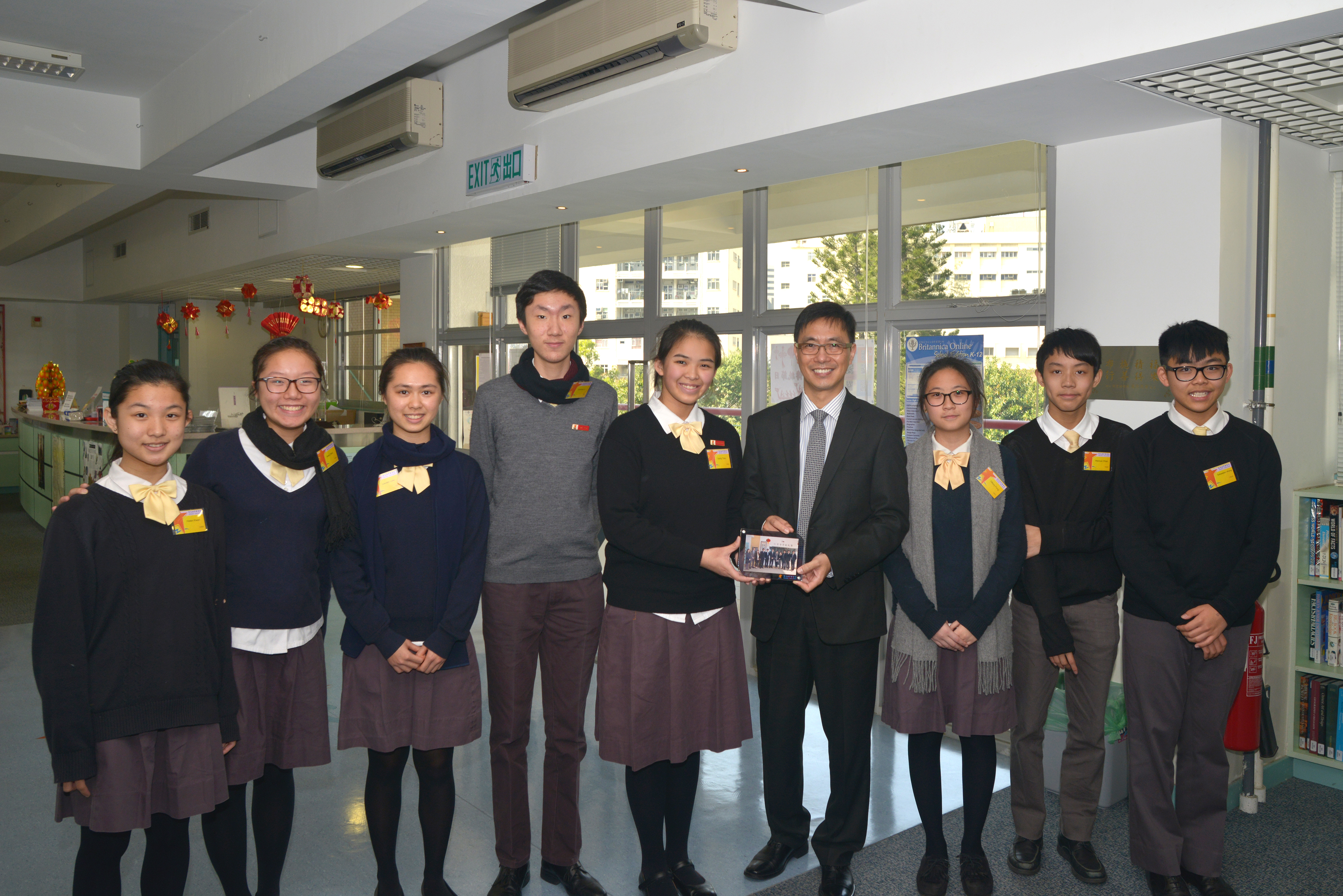 Students presented a souvenir to Mr. Yeung