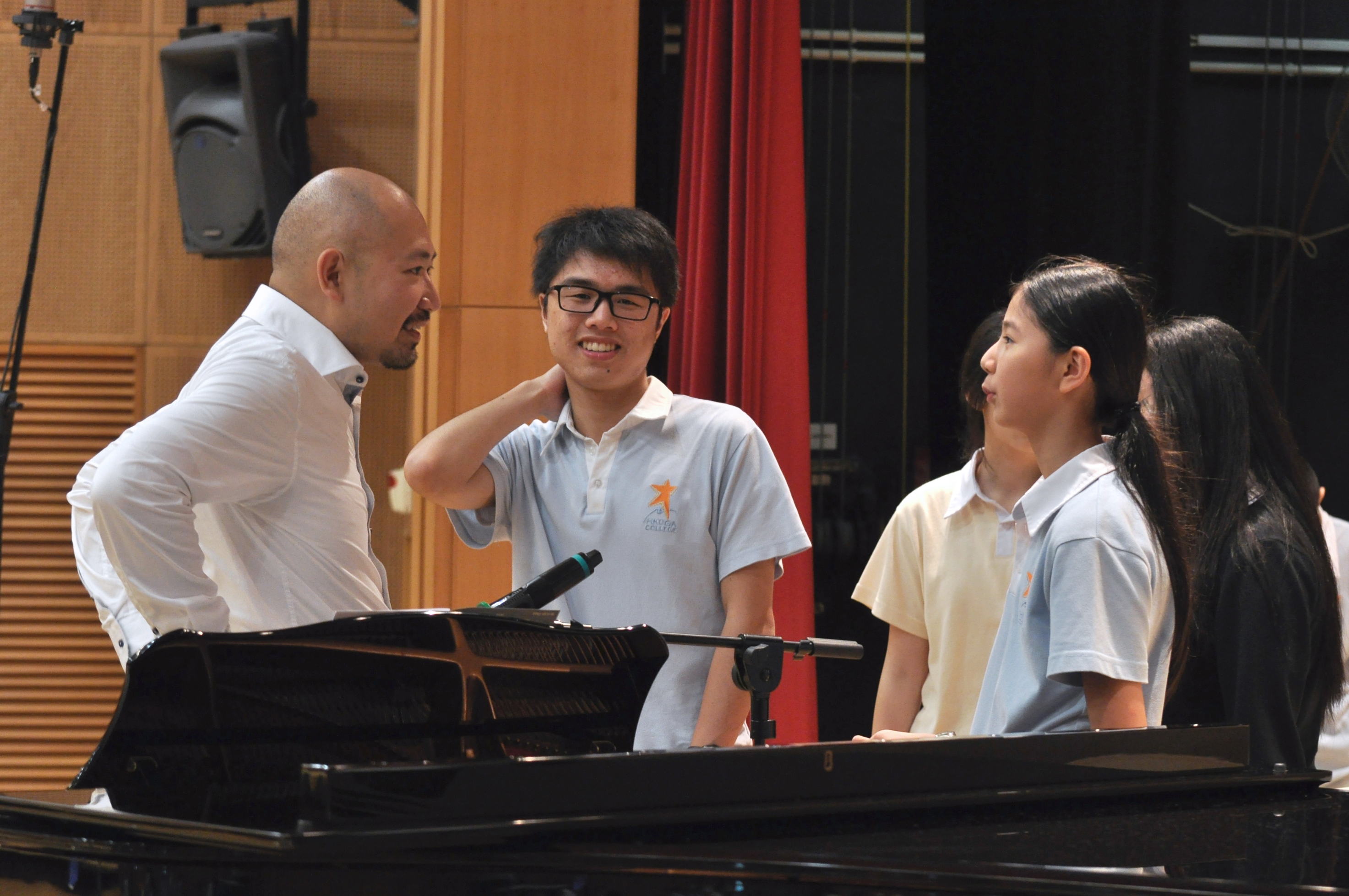 同學們向曾先生請教歌唱技巧