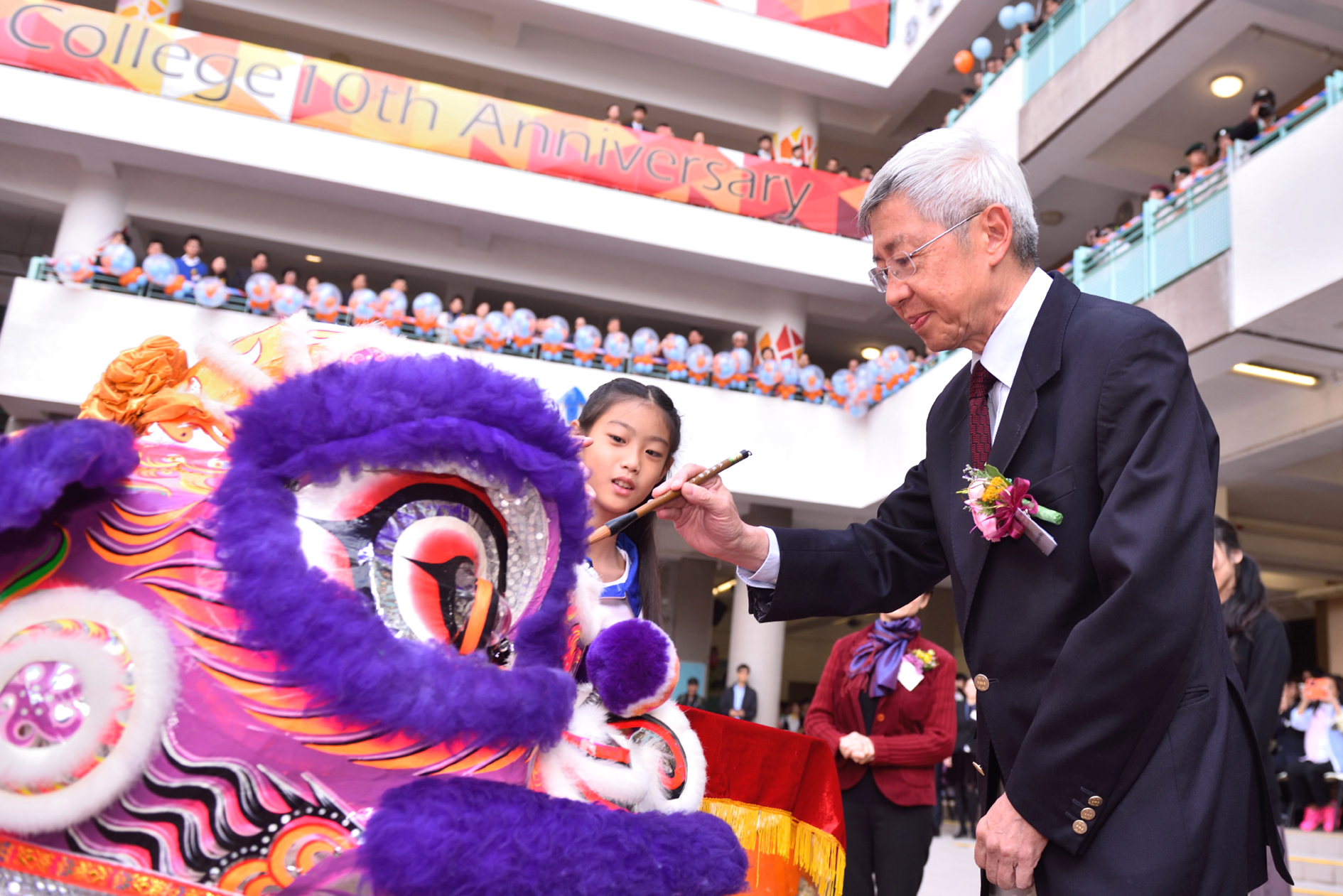 Prof. Cheng took part in a traditional eye-dotting ceremony to kick off a ceremonial lion dance.