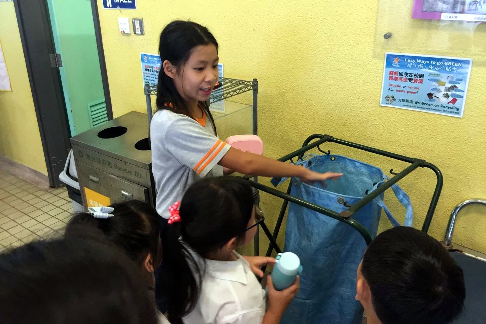 Instruction of recycling methods in school