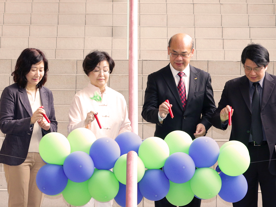 開幕儀式：(左起) 許婉芳女士、陳馨校長、張華強博士及陳永昌副校長