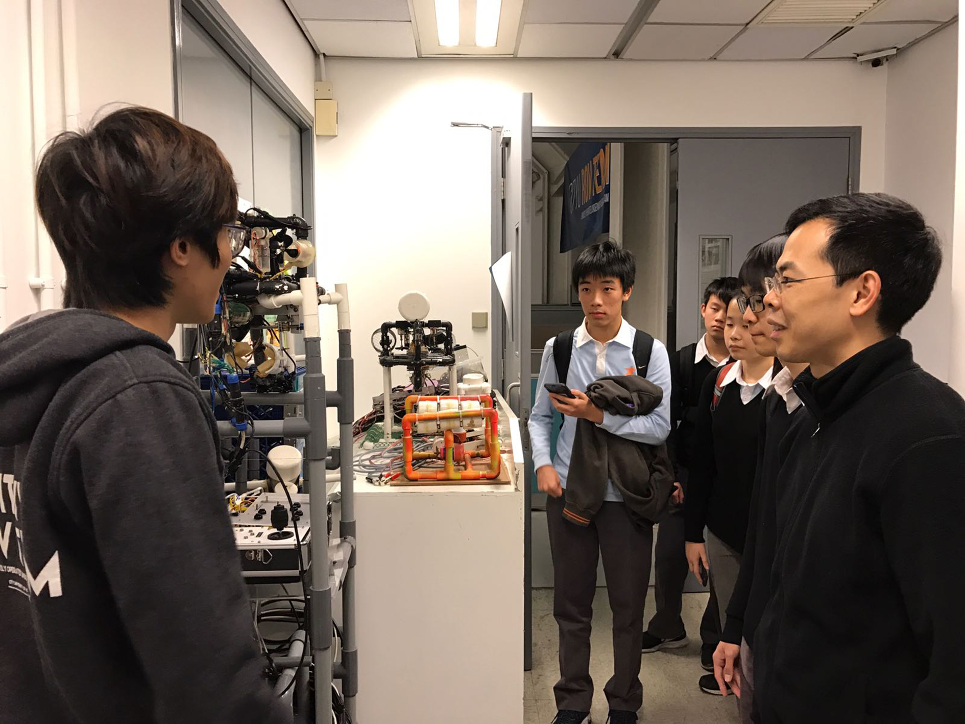 吳瀚博士帶領學生參觀香港城市大學應用程式實驗室。