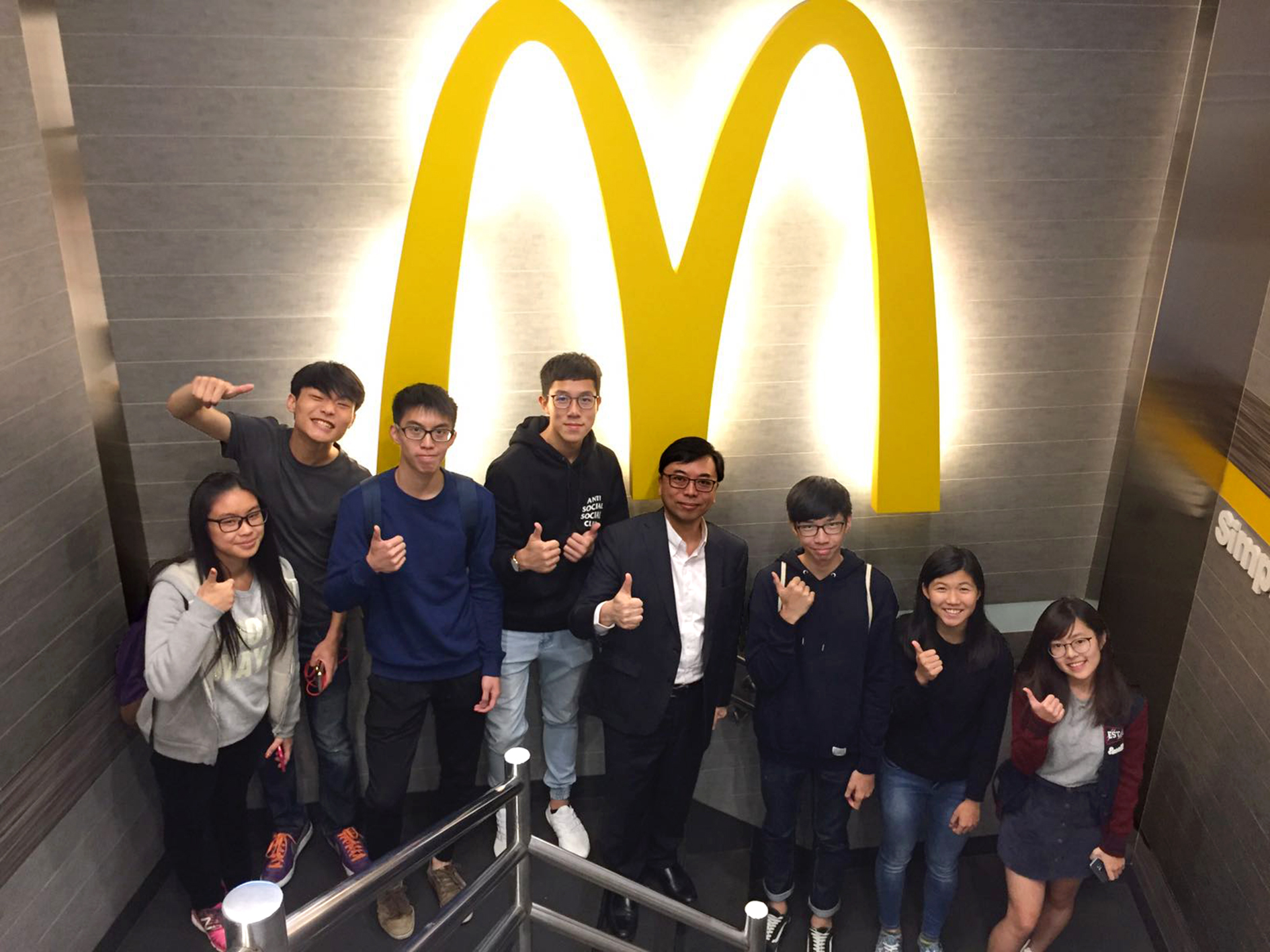方志良先生帶領學生參觀位於金鐘的麥當勞餐廳。